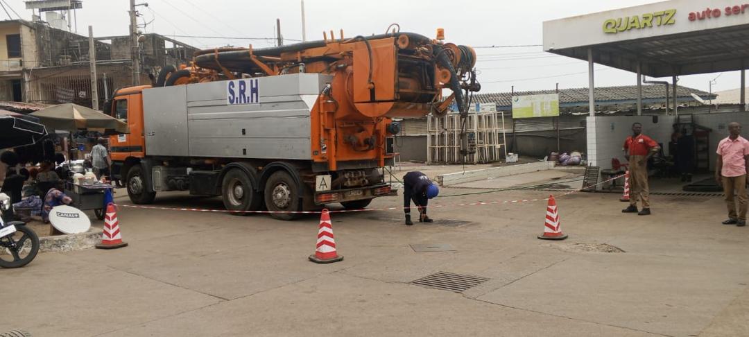 Camion citerne SRH sur station-service Quartz