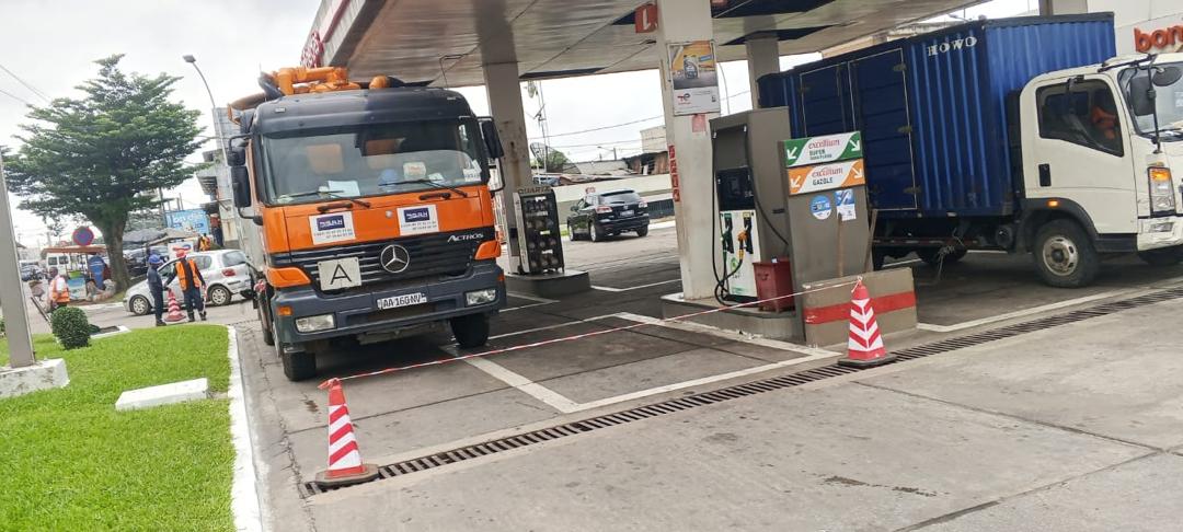 Camion citerne SRH positionné en station-service
