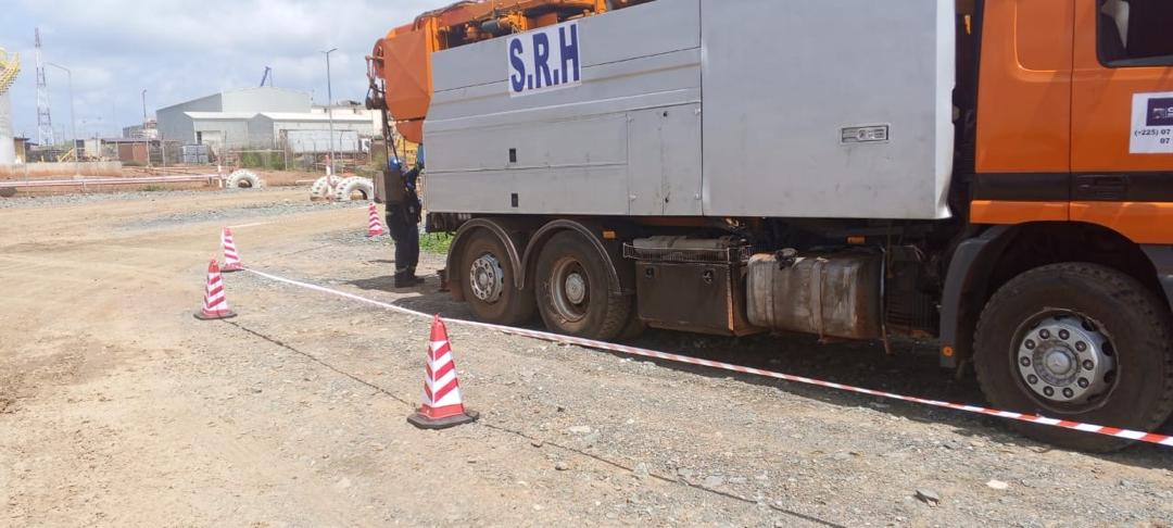 Camion SRH sur site industriel portuaire