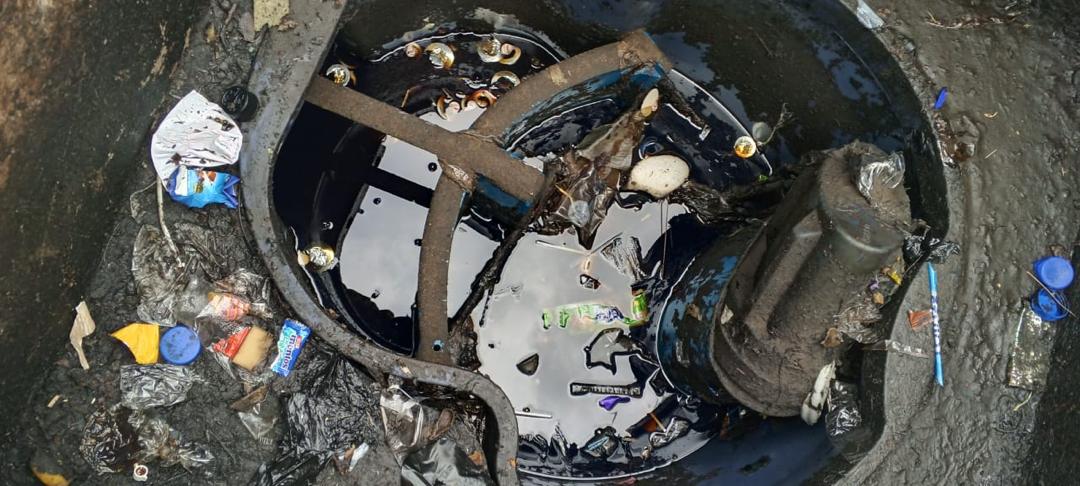 Regard encombré de déchets avant curage