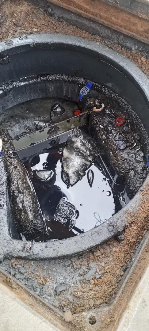 Débourbeur chargé de boues et déchets flottants