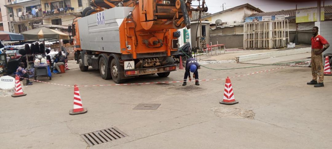 Camion hydrocureur SRH en intervention à Abidjan
