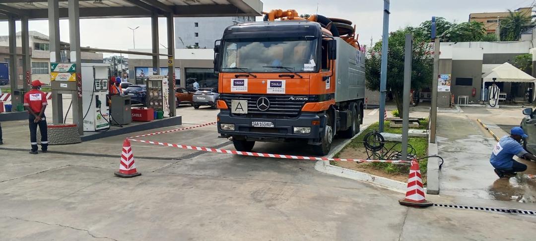 Camion hydrocureur SRH en station Quartz